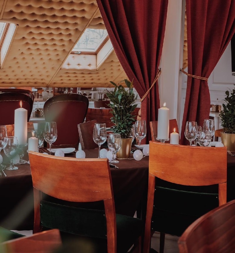 stół w restauracji Villa Torini